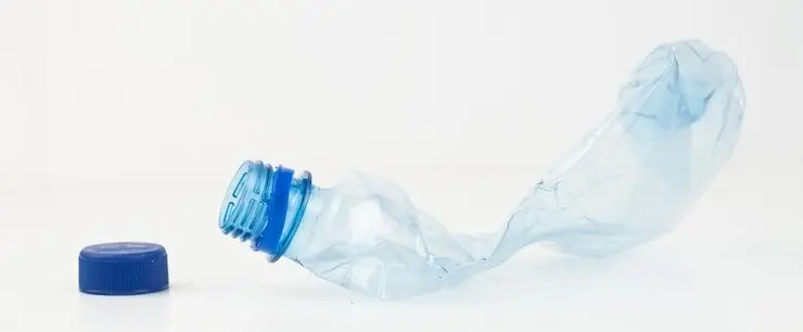 Come schiacciare le bottiglie di plastica come schiacciare le bottiglie di plastica